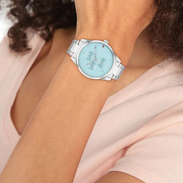 Γυναικείο ρολόι Tommy Hilfiger Juliette 1782767 με ασημί ατσάλινο μπρασελέ και γαλάζιο καντράν 38mm, φορεμένο.